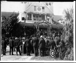 Crowd gathered around the entrance to the Soldier's Home in Sawtelle to see President McKinley, May 9, 1901