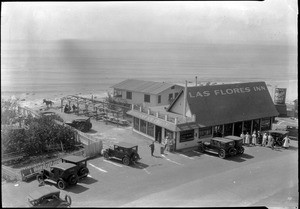 Exterior view of the Las Flores Inn on the coast road in Santa Monica, 1915