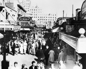 View of a crowd in the Long Beach Pike area, ca.1932