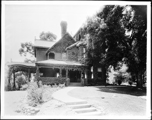 Exterior view of the ivy-covered home of Mrs. Margaret Collier Graham in South Pasadena, ca.1910