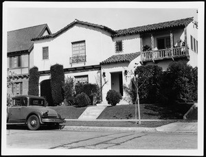 Exterior view of a duplex residence at 830-832 South Sycamore Avenue, 1939