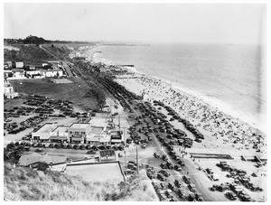 Birdseye view of a congested section of Pacific Coast Highway between Malibu and Santa Monica