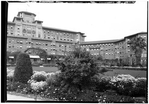 View of the gardens in front of the Huntington Hotel in Pasadena, March 19, 1931