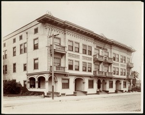 Exterior view of the Fremont Flats west of Main Street in Los Angeles, 1900-1909