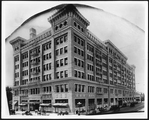 Exterior view of Robinson's Department Store from Seventh Street, 1920