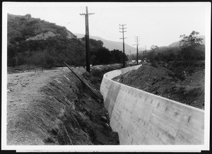 Concrete retaining wall on Sepulveda Boulevard north of Beverly Boulevard, 1900