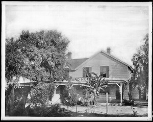 Exterior view of the Lake Vineyard Hotel in Pasadena, ca.1895