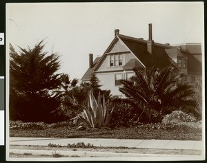 View of the grounds of the Hotel Redondo behind the building, ca.1905