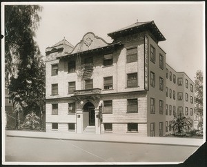 Exterior of Munn Hotel, 1915