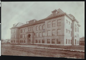 Exterior view of a high school in Salem, Oregon