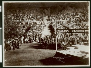 Porter's Catalina Island Band posing with the audience at the amphitheatre in Avalon, 1909