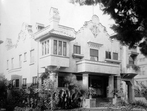 Exterior view of an unidentified residence on Figueroa Street at Fifteenth Street, ca.1908