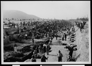 Slauson Avenue storm drain construction, showing hundreds of men on the site