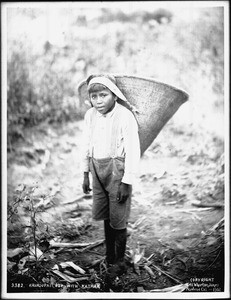 Havasupai Indian boy, Pa-ga-thi-ye, carrying a "Kathak" or basket on his back, ca.1900