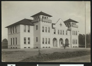 Exterior of Washington Grammar School in Visalia, 1900-1940