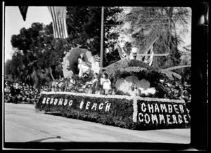 View of the Redondo Beach Chamber of Commerce float in the Tournament of Roses Parade, Pasadena