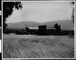 Store in Borrego, showing cars, a gas pump and a garrage, ca.1939