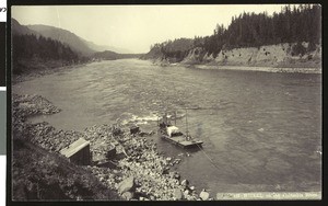 Scow fish wheel on the Columbia River, Oregon