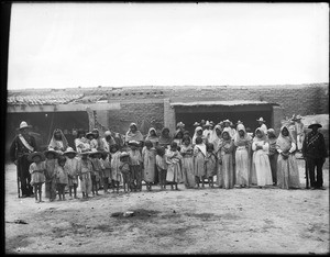 Photo Ancienne 1910 – Groupe D'aborigènes Devant Case De Chaume