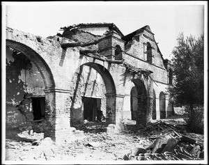 View from the west of the arches in front of Mission San Antonio de Padua, 1903