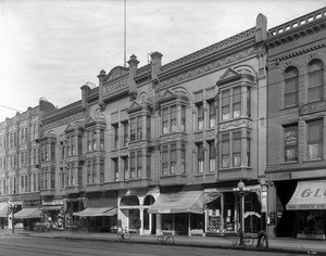 Exterior view of the Broadway Hotel in the Wilson Block, 1910