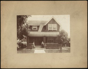 Women on the steps of the home of E.C. Shipley, 1904