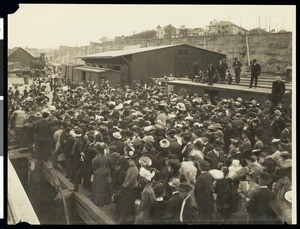 Los Angeles Chamber of Commerce preparing to leave San Pedro for Hawaii, 1907