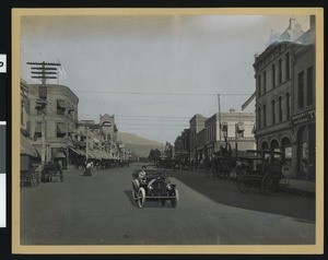 View of State Street, showing automobilists in Redlands, 1908