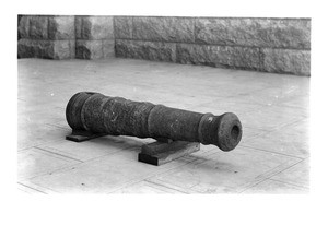 An old Mexican cannon from the Mexican War at the Los Angeles Courthouse, 1845
