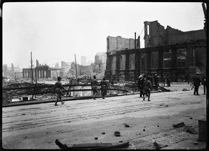 Exterior view of Halsey Bank, showing earthquake damage, San Francisco