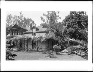 Residence of John Graff (an early Los Angeles pioneer) on the corner of Jefferson Boulevard and Figueroa Street, 1886