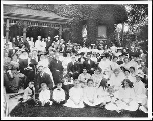 Portrait of a group of old settlers at the residence of Margaret Graham (Collier?)