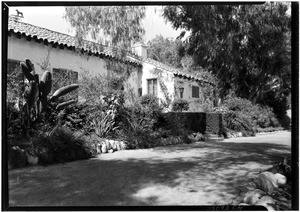 Exterior view of an old adobe near the Hotel Raymond in Pasadena, July 31, 1934