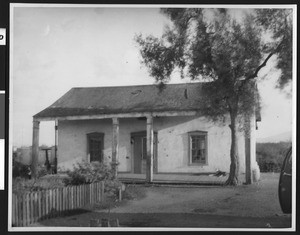 Exterior view of the Fernandez adobe at 401 Jefferson Street, Santa Clara, ca.1900