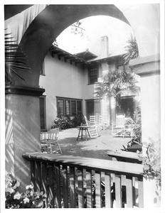 Patio courtyard of the residence of Mrs. Grebble, Orange Grove Avenue, Pasadena, ca.1900