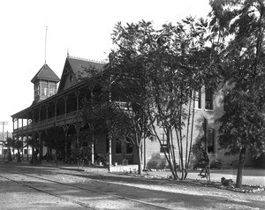 Exterior view of Lucky Baldwin's Oakwood Resort Hotel, near the Santa Fe Railroad, Santa Anita, ca.1900