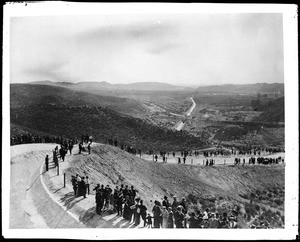 People gathered along the Los Angeles Aqueduct for the opening ceremony, November 1913