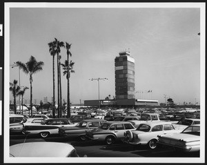 Control tower at the Los Angeles International Airport behind a large parking lot, in November 1961