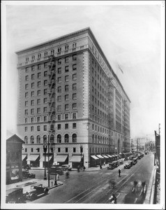 Seventh Street and Flower Street looking west, showing the Barker Brothers building, Los Angeles, ca.1928