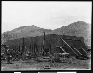 Construction of a Walapai Indian school at Hackbury, Arizona, ca.1900