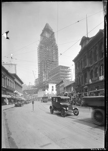 View of the construction of the Los Angeles City Hall from a nearby street, ca.1927