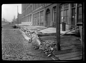 View of Howard Street, showing where the earth sunk after the earthquake, San Francisco, 1906