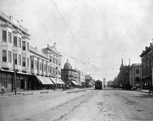 View of Chester Avenue looking south in Bakersfield, showing the Grand Hotel and Beale Clock Tower, ca.1900