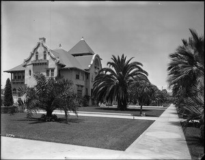 Residence of Erasmus Wilson on Chester Place, Los Angeles, 1910