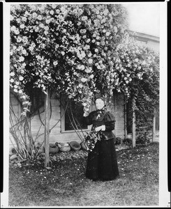 Mrs. Jessie Benton Fremont at the home of Major Rust, South Pasadena, April 1898