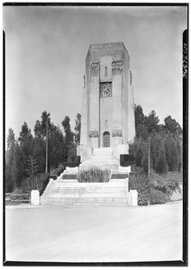 View of an unidentified building (or tomb?) on Forest Lawn grounds, 1929