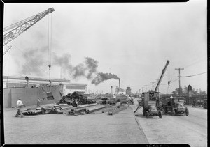 Workers unloading Bethlehem steel from the freighter Cubore, Los Angeles Harbor, October 4, 1927