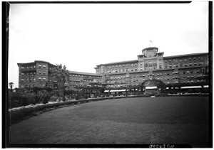 Exterior view of the Huntington Hotel in Pasadena from an expansive lawn, March 19, 1931