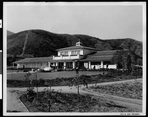 Full front view of the Griffith Park Golf Course Clubhouse, ca.1940