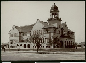 Exterior view of Long Beach High School, 1906